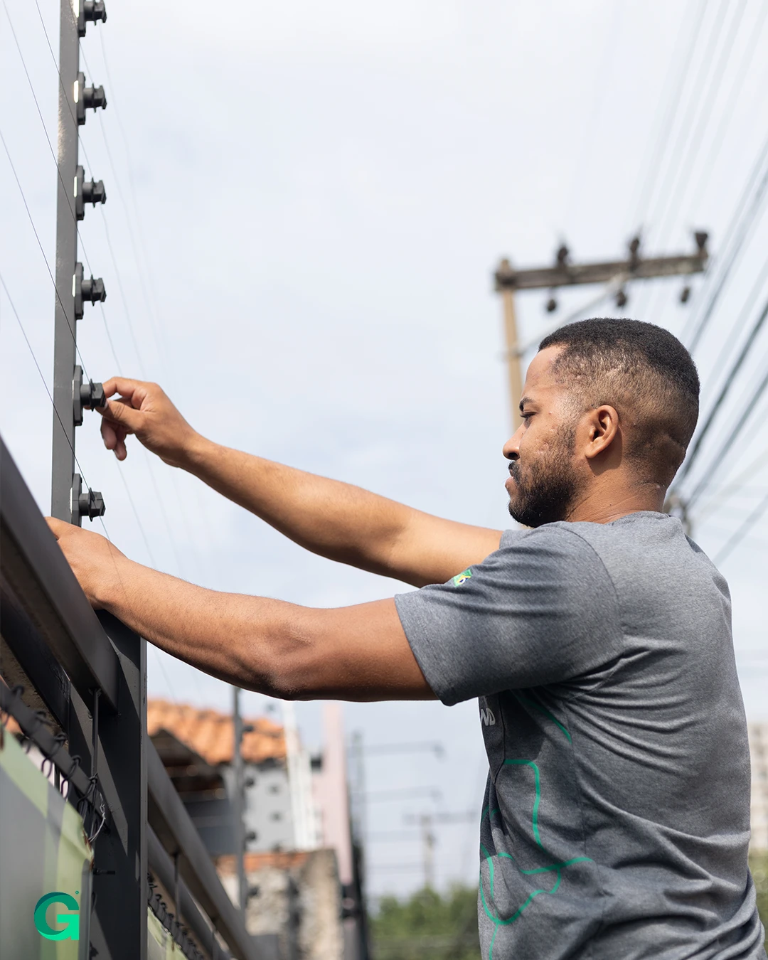Técnico da GrandSeg instalando uma cerca elétrica